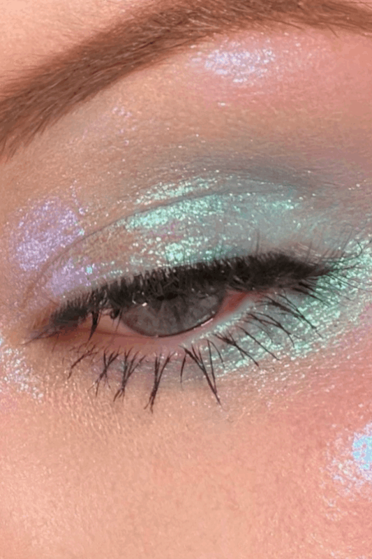 blue wet duochrome eyeshadow look